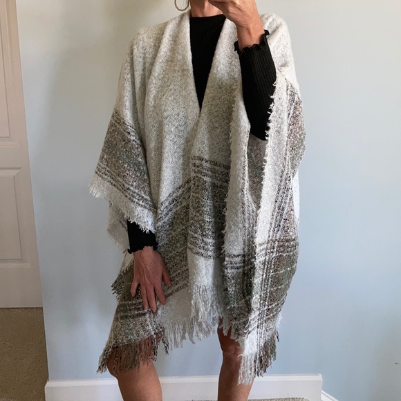 Gorgeous Fringed Shawl/Cape - Picture 4 of 8